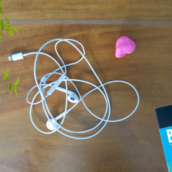 Bostik DIY Hong Kong Tutorial Quick And Easy Way To Organize Your Earphones With Blu Tack Colour Step 1