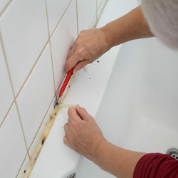 Bostik DIY Slovakia tutorial how to remove old silicone from tiles step 3