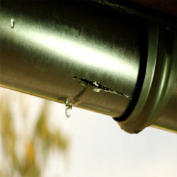 Bostik DIY Moldova Romania repara fisura din jgheab TEASER IMAGE 920x522