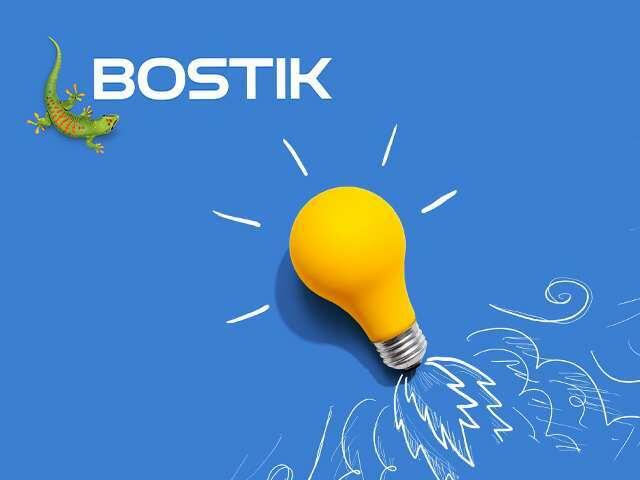 Żółta żarówka na niebieskim tle obok logo Bostik, symbolizująca kreatywne pomysły i inspiracje do projektów DIY oraz domowych napraw.