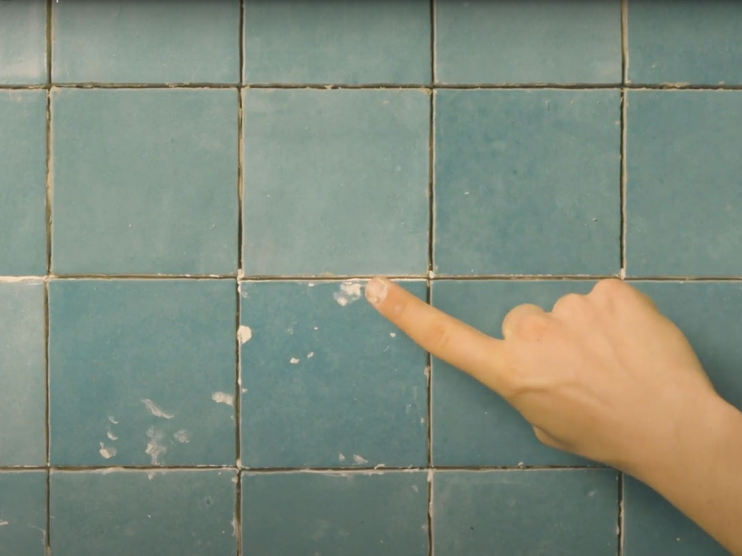 Bostik DIY France How to remove glue from tiles step 1