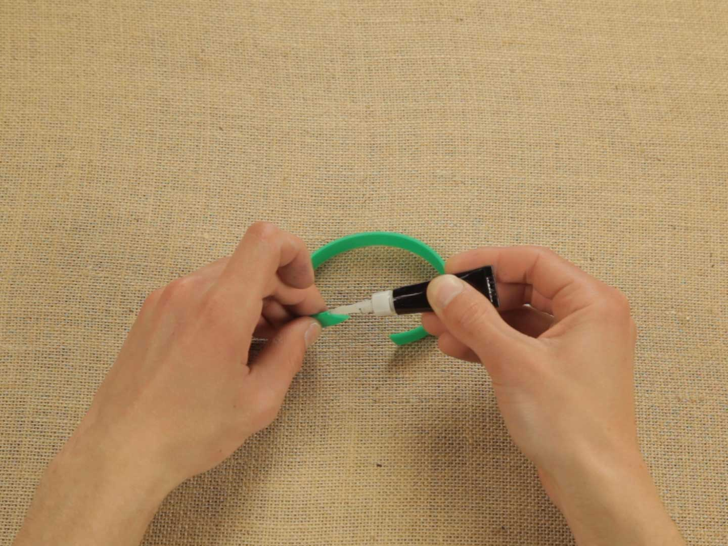 Bostik DIY Bulgaria tutorial how to repair a bracelet step 2