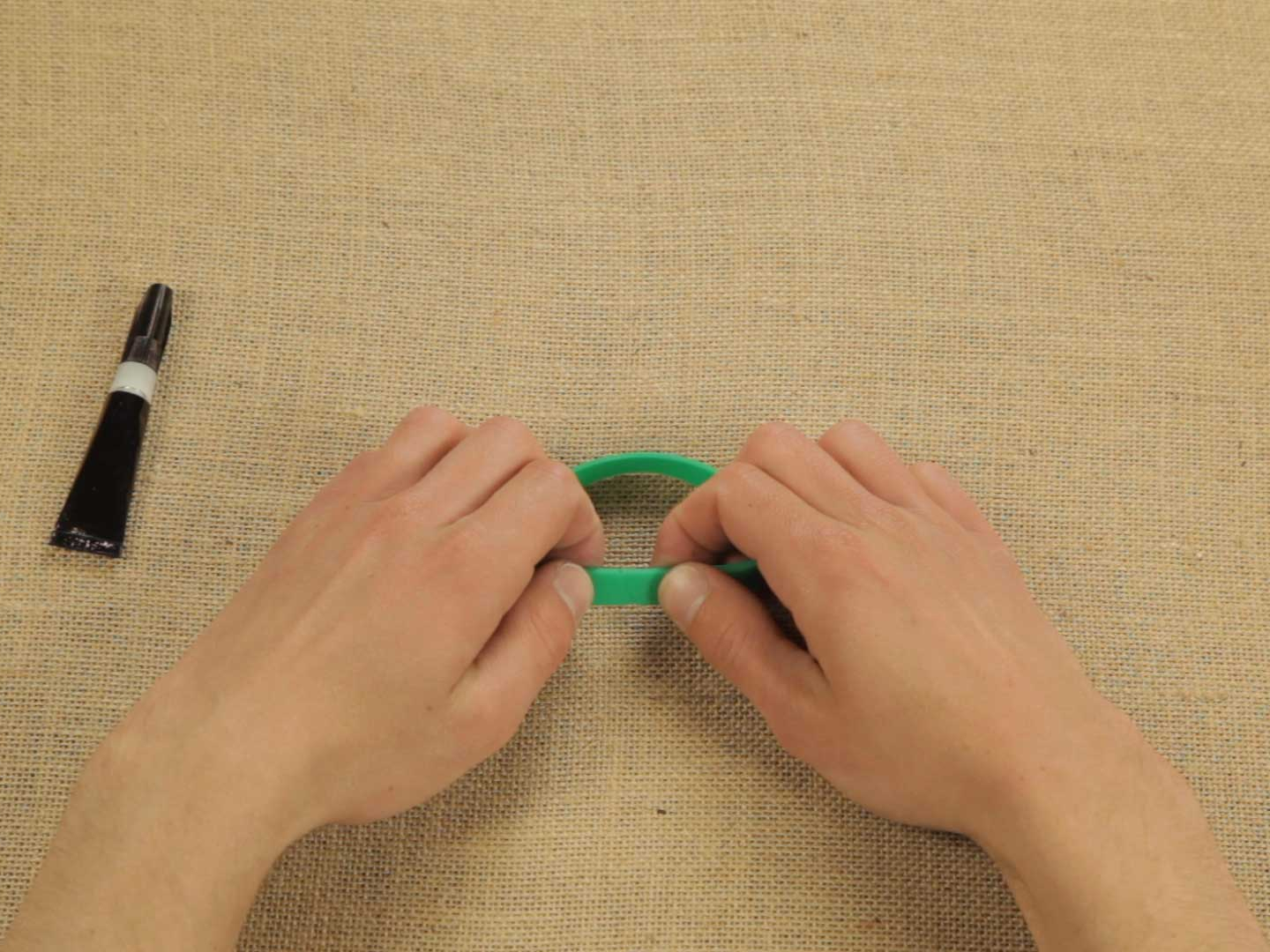 Bostik DIY Bulgaria tutorial how to repair a bracelet step 3