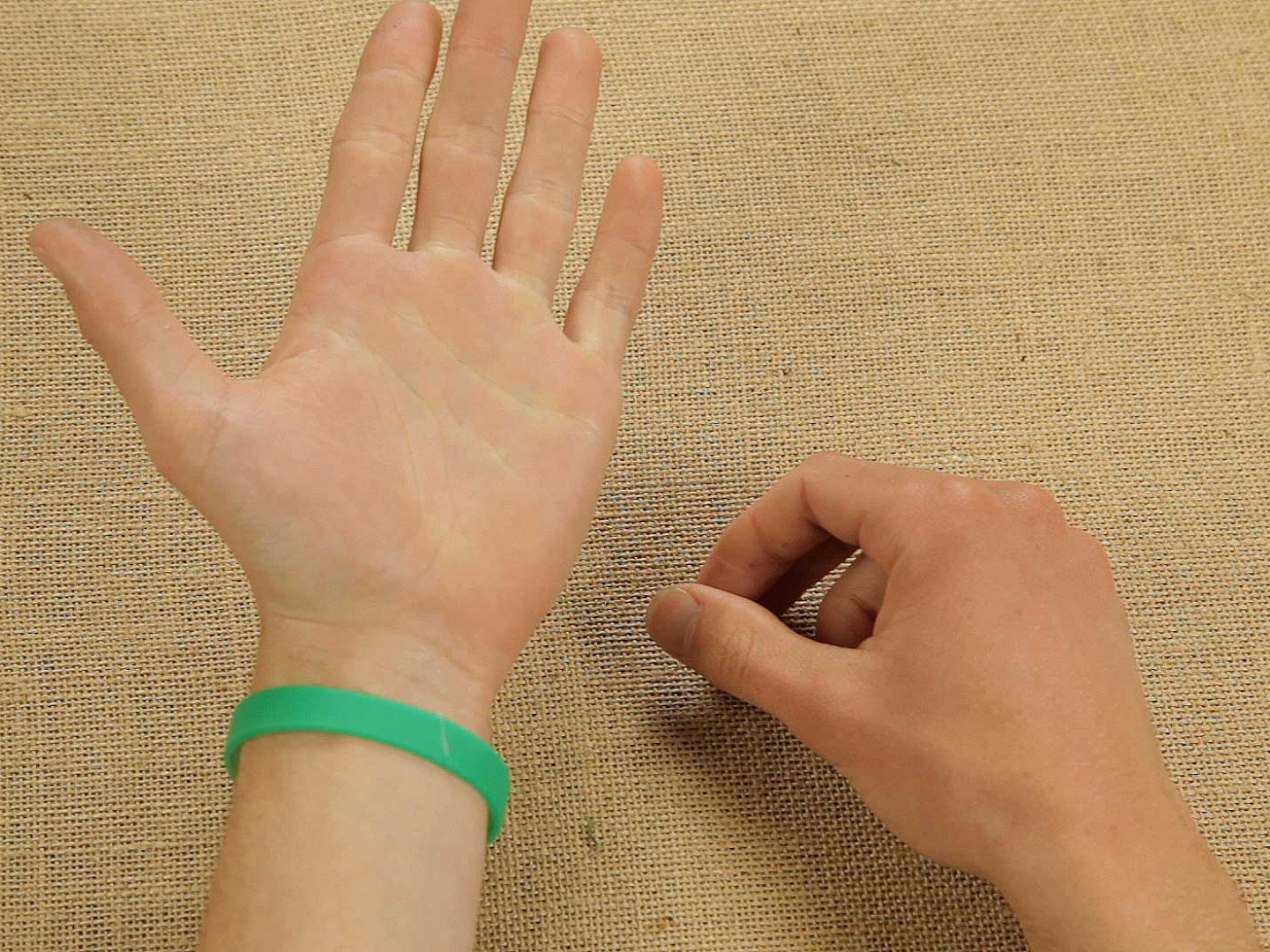 Bostik DIY Bulgaria tutorial how to repair a bracelet step 4