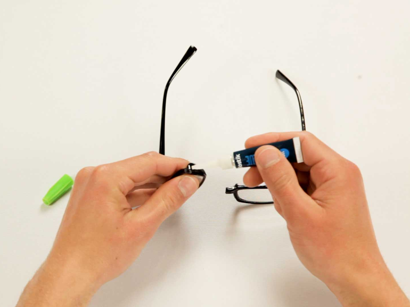 Bostik DIY Bulgaria tutorial how to repair broken glasses step 2