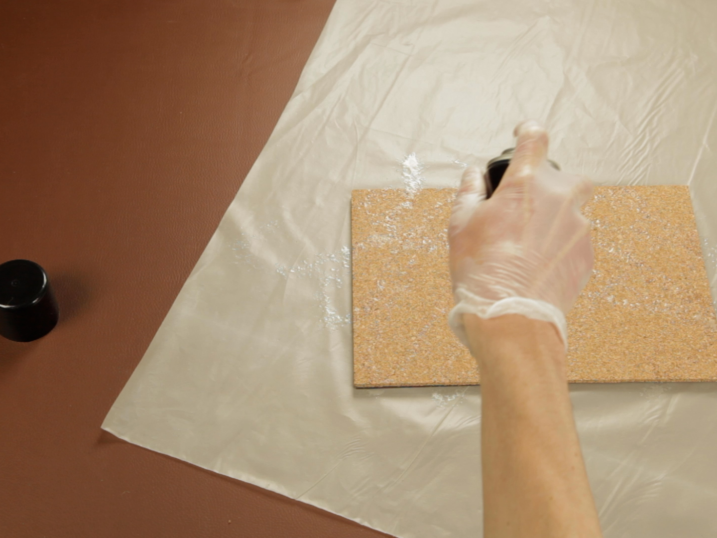 Bostik DIY Romania How To Fix Corkboard With Spray Contact Glue Step 2
