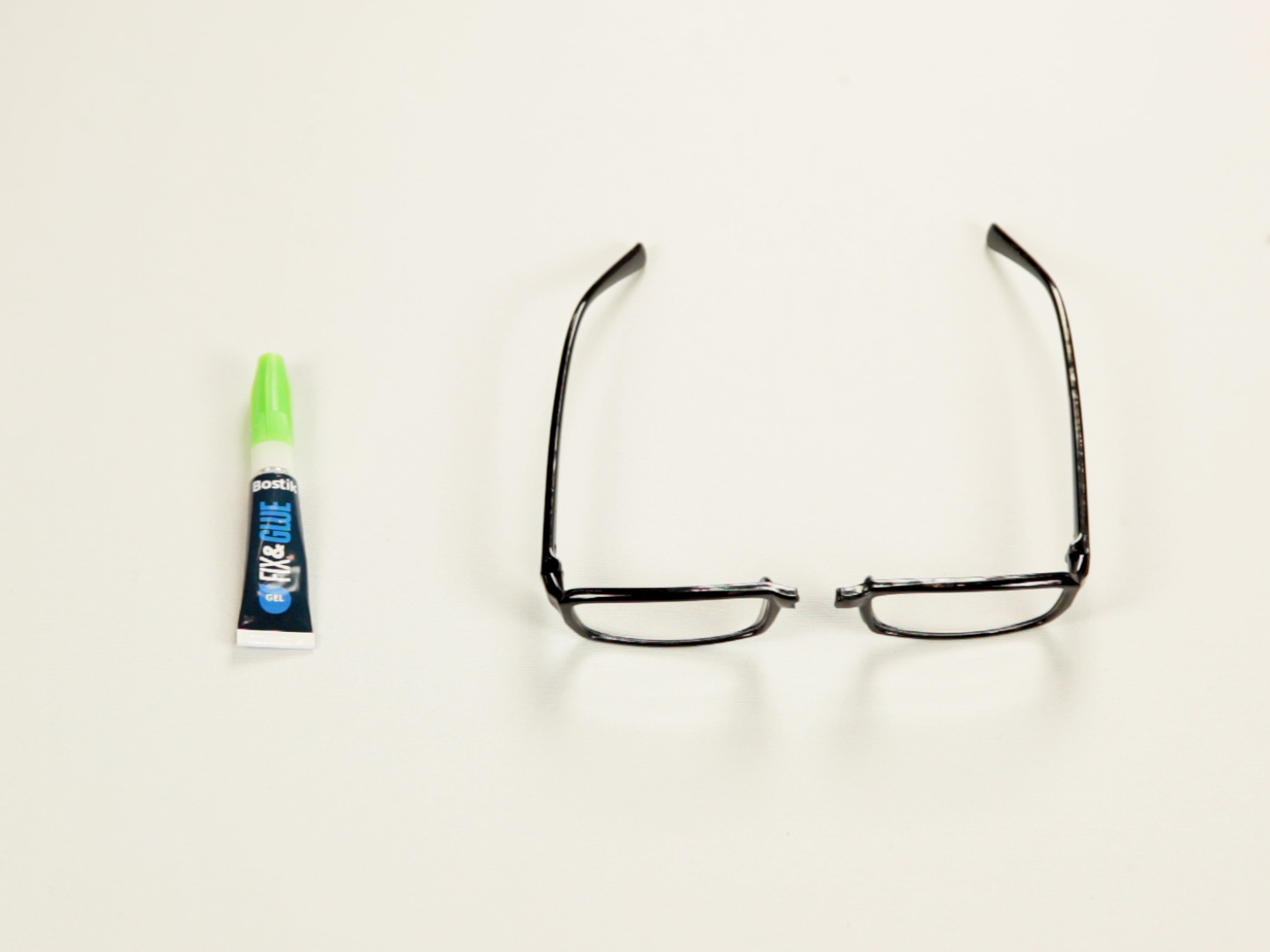 Bostik DIY Romania How To Repair Broken Glasses With Fix & Glue Step 1
