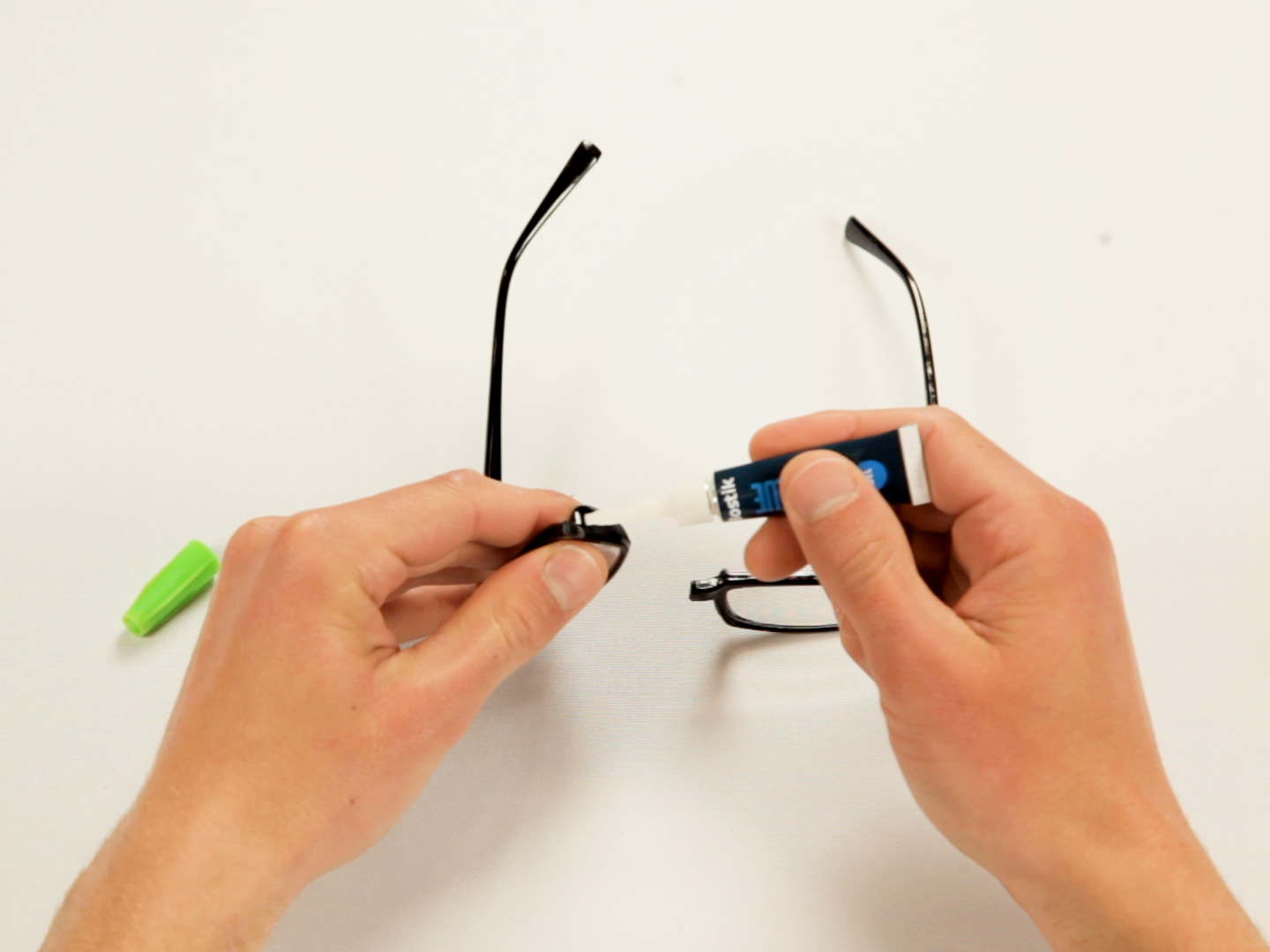 Bostik DIY Romania How To Repair Broken Glasses With Fix & Glue Step 2