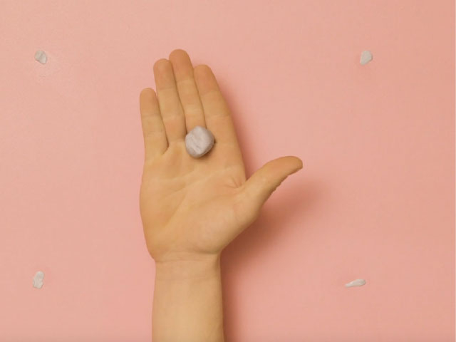 Bostik DIY Poland tutorial how to remove blu tack from walls step 2