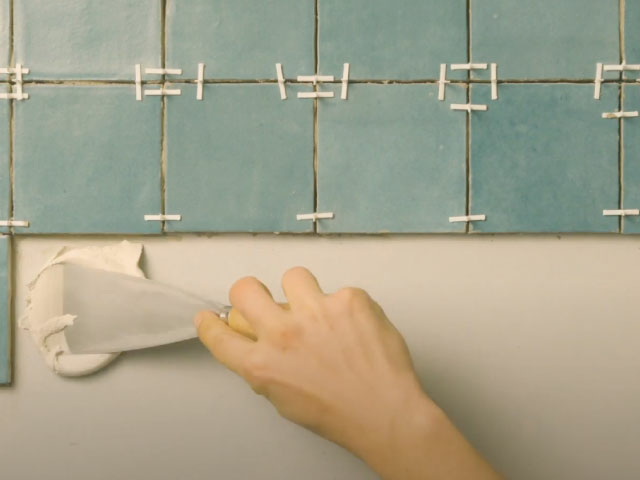 Bostik DIY France how to glue your tiles step 2