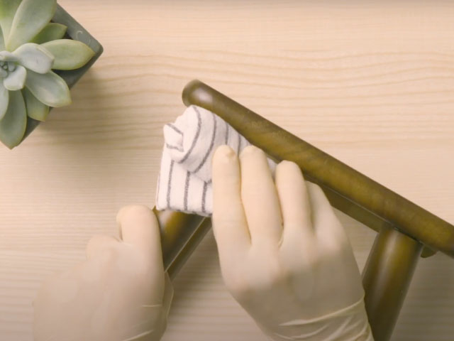 Bostik DIY Poland how to remove super glue from furniture step 3