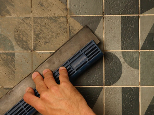 Bostik DIY France how to make tile joints step 3