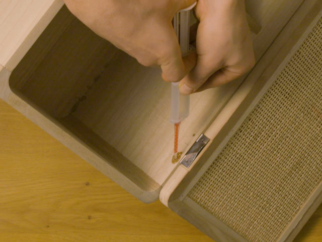 Bostik DIY Bulgaria how to repair furniture with turbo inject step 2