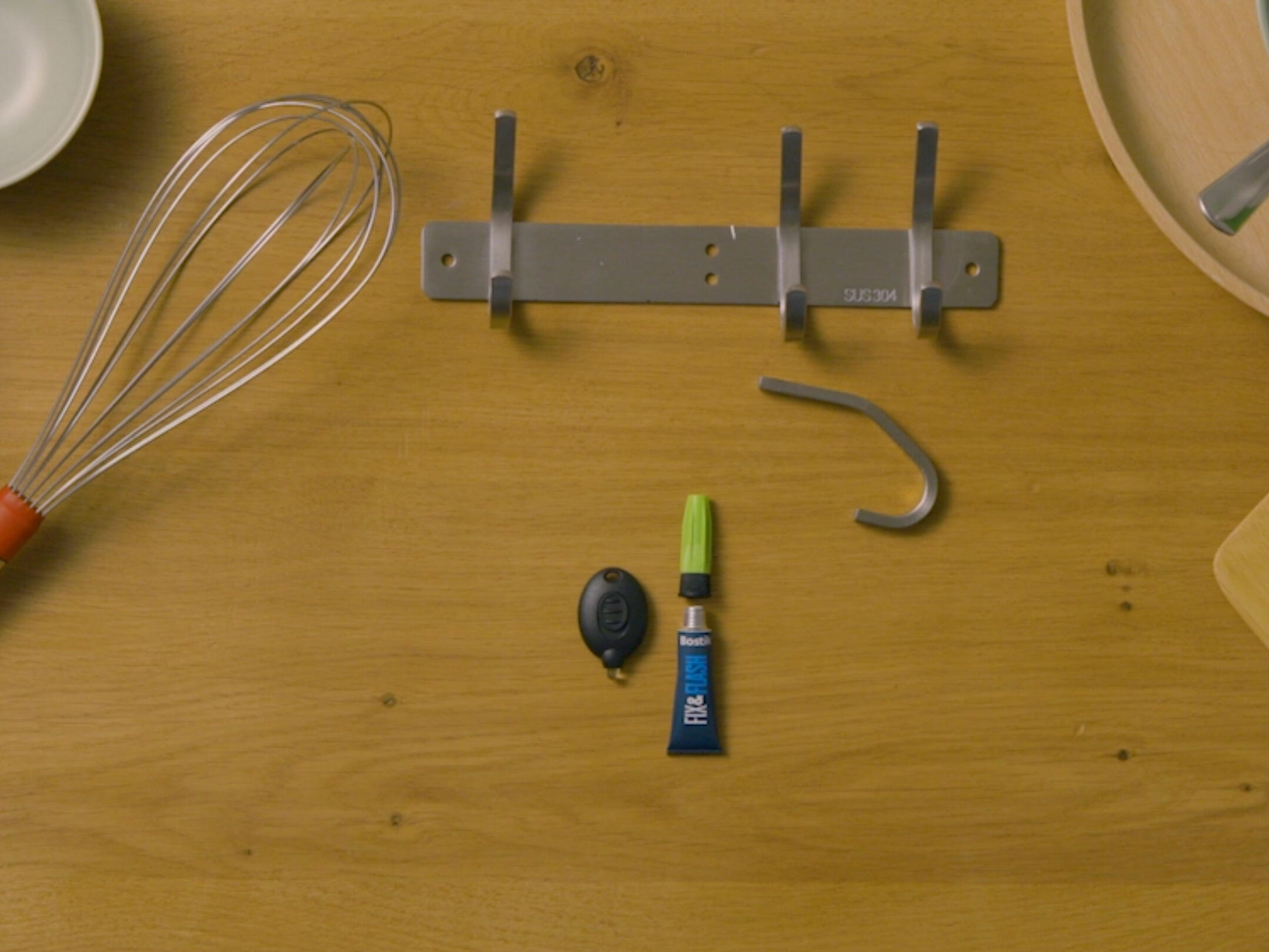 Bostik-DIY-South-Africa-tutorial-how-to-fix-a-metal-hook-with-Fix-Flash-step-1