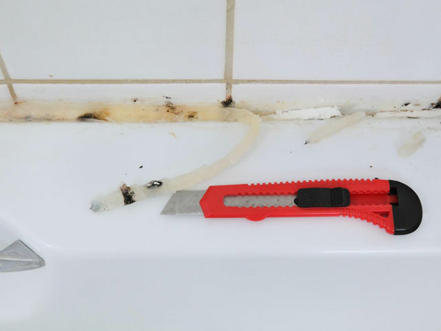 Bostik DIY Slovakia tutorial how to remove old silicone from tiles step 1
