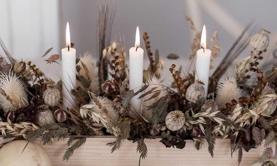 Hong Kong EN floral candle holder banner