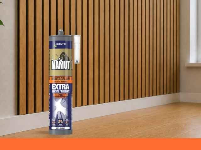 Panneaux muraux décoratifs en bois à lames verticales installés dans un intérieur moderne pour créer un mur d’accent élégant et chaleureux.