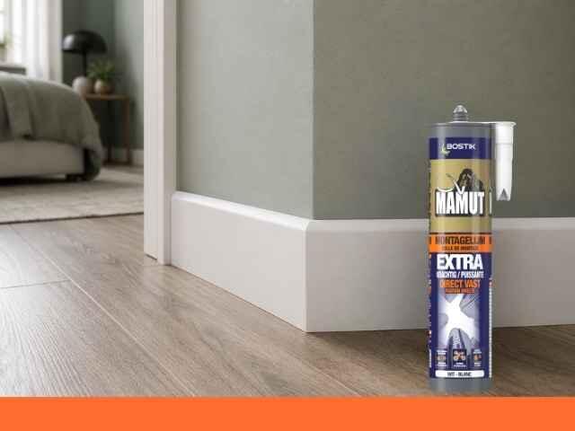 Pièce avec sol PVC aspect bois clair et plinthes blanches, montrant une transition nette et harmonieuse entre le revêtement de sol et le mur.