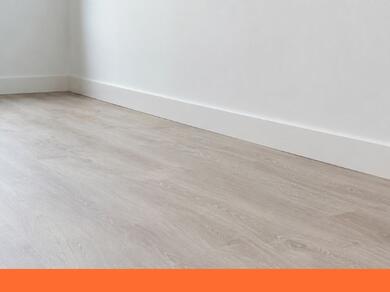 Witte plint langs een PVC-vloer