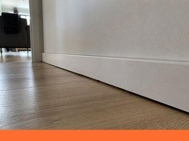 Plint met kier tussen vloer en muur