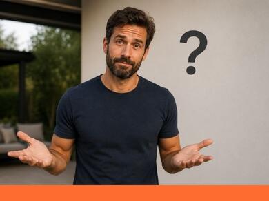 Persoon met vraagteken bij een kale muur