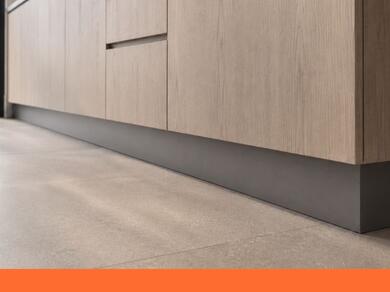 Keukenplint gemonteerd onder houten keukenkasten
