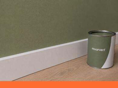 Geschilderde muur met afgewerkte plint
