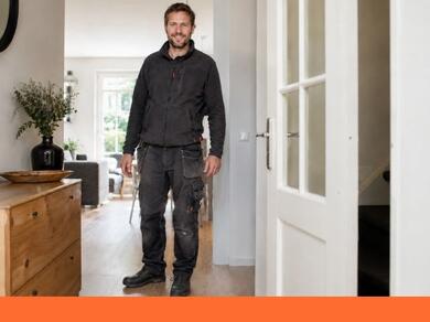 Persoon staat in een gang met schone werkkleding
