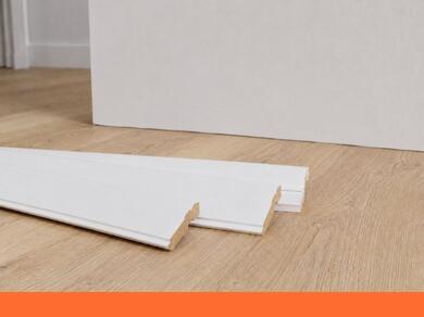 Witte plinten klaar voor montage op een vloer