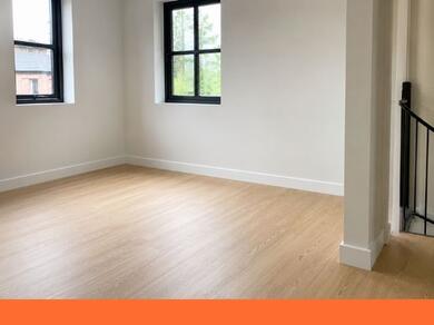 Afgewerkte plinten in een lege kamer