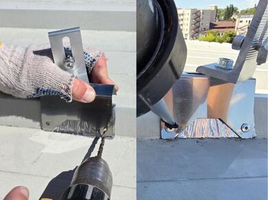 Colaj cu două imagini care prezintă montarea unui suport metalic pe un acoperiș. În stânga, o persoană fixează suportul cu o mașină de găurit peste o bandă de etanșare. În dreapta, se aplică un mastic de etanșare la baza suportului metalic pentru protecție împotriva infiltrațiilor de apă și pentru o fixare sigură.