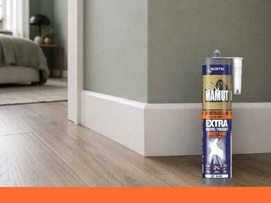 Pièce avec sol PVC aspect bois clair et plinthes blanches, montrant une transition nette et harmonieuse entre le revêtement de sol et le mur.