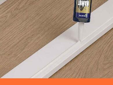 Cartouche de colle de montage Bostik Mamut Extra présentée devant différents types de supports, illustrant sa compatibilité avec divers matériaux de construction.