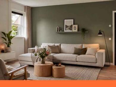 Application de peinture au rouleau sur un mur intérieur, montrant une étape de rénovation avant la réalisation des finitions au mastic.