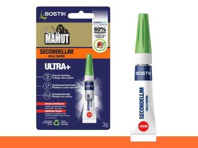 Application d’un coton imbibé de produit sur la paume de la main afin d’aider à éliminer en douceur les résidus de super glue présents sur la peau.