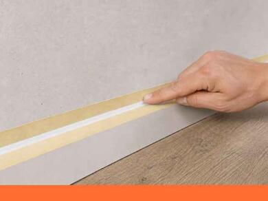 Illustration des étapes de réalisation d’un joint de plinthe : nettoyage de la surface, pose du ruban de masquage et finition soignée du joint après application du mastic.