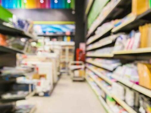 Színes barkácsbolt folyosó tele ragasztókkal és DIY termékekkel, élénk polcokkal és kreatív dekorációval.