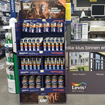 Gevuld winkelpresentatierek met volledige Mamut‑productlijn, overzichtelijk gerangschikt om klanten te helpen bij het vinden van krachtige lijm‑ en afdichtoplossingen.