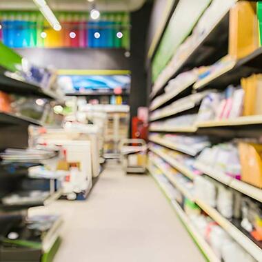 Regály v predajni s rôznymi stavebnými a montážnymi materiálmi, miesto kde kúpiť produkty Bostik pre domáce projekty.