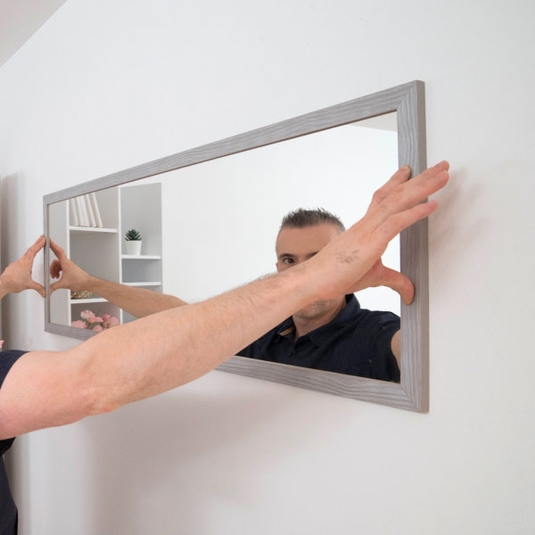 Bostik DIY France tutorial Hang a mirror with adhesive step 3