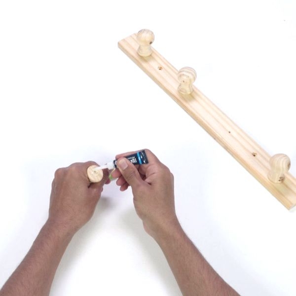 Bostik DIY France tutorial Repair Wooden Coat Rac step 2