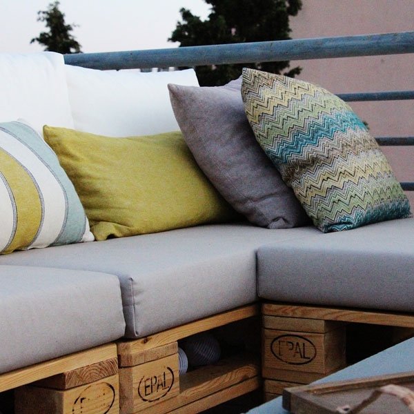 Bostik DIY Greece tutorial palet couch step 16
