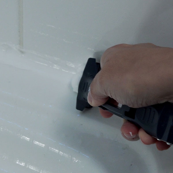 Bostik DIY France tutorial how to seal a shower step 4