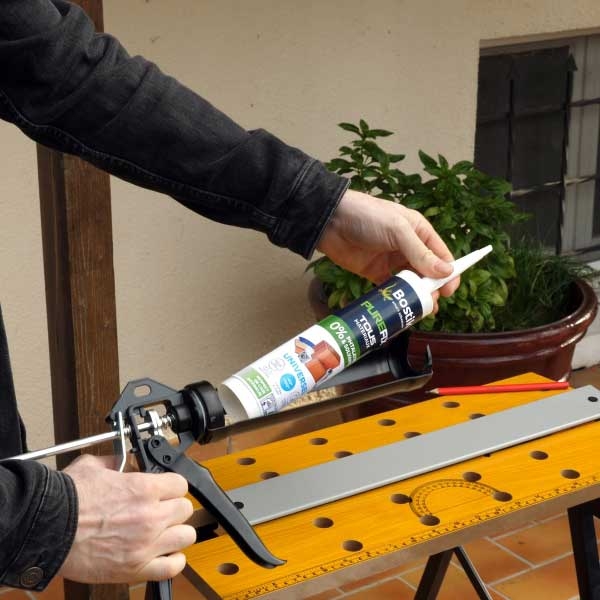 Bostik DIY Germany tutorial How to fix a tool rack 1