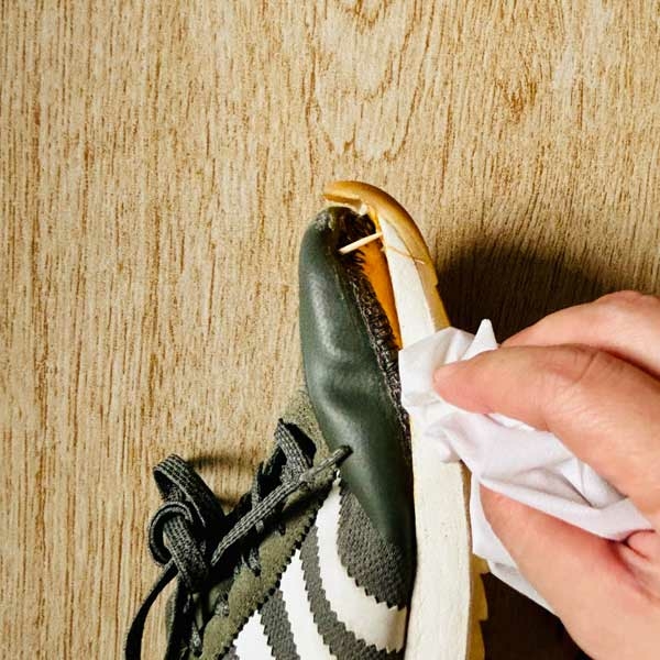 Bostik DIY Philippines tutorial Quick Sneaker Fix Step step 3