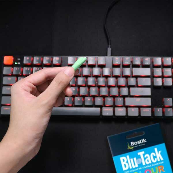 Bostik DIY Hong Kong Mandarin Chinese tutorial how to clean your keyboard with blu tack step 2