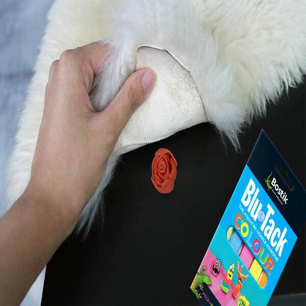 Bostik DIY Hong Kong Mandarin Chinese tutorial how to keep your floor rugs in place using blu tack step 2