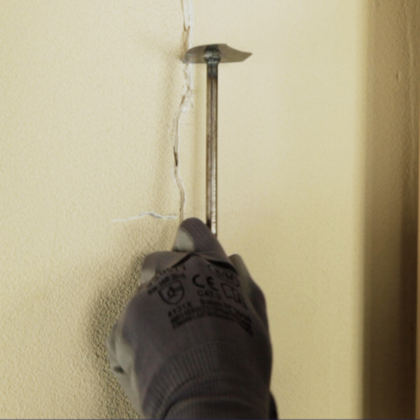 DIY Bostik Moldova Pu 811 Cum repari fisura din perete pas 2