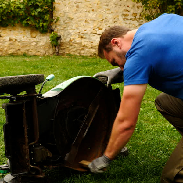 Bostik DIY Moldova Romania Waterstop repara sasiul masinii de tuns iarba Step 1 600x600