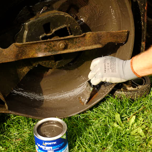 Bostik DIY Moldova Romania Waterstop repara sasiul masinii de tuns iarba Step 2 600x600